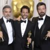 George Clooney, Grant Heslov e Ben Affleck posam para foto no Oscar 2013