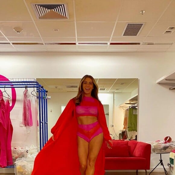 Giovanna Antonelli desfila de lingerie nos bastidores da novela 'Quanto mais vida, melhor'