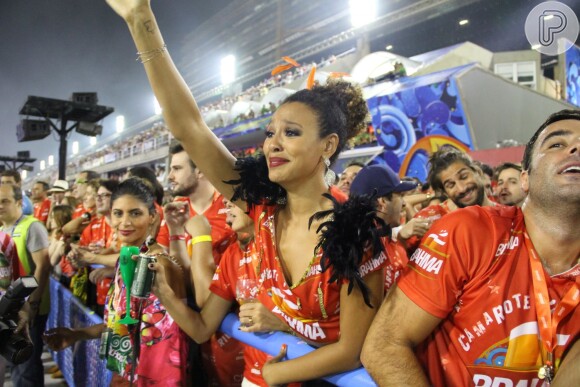 Sheron Menezzes ficou emocionada ao assistir o desfile da Portela na Marquês de Sapucaí, no Rio, em 2014