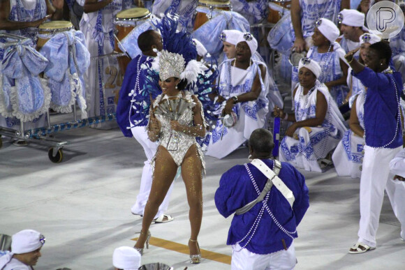 Tocando agogô, Sheron Menezzes cruzou a Avenida à frente dos ritmistas da Portela no carnaval de 2012