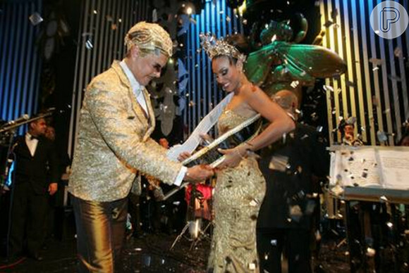 Sheron Menezzes foi coroada rainha do Baile do Copacabana Palace em fevereiro de 2012