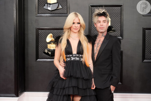 Avril Lavigne e o namorado, Mod Sun, chamaram atenção no 64º Grammy Awards