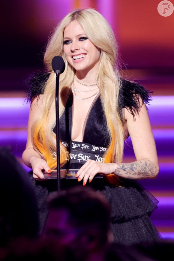 Avril Lavigne se apresentou durante a cerimônia do Grammy em Las Vegas