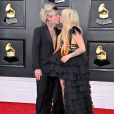 Avril Lavigne trocou beijos com o namorado, Mod Sun, no tapete vermelho Grammy 2022