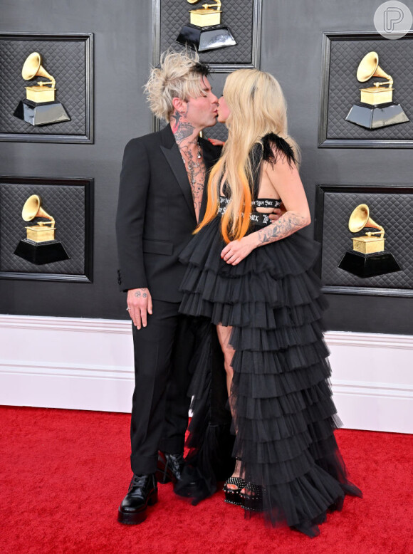Avril Lavigne trocou beijos com o namorado, Mod Sun, no tapete vermelho Grammy 2022