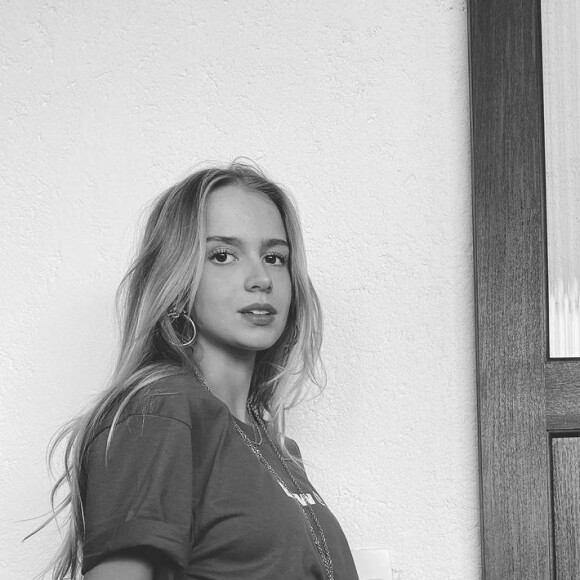 Isabella Scherer anunciou que está grávida de gêmeos em um post onde exibe a barriguinha e mostra o ultrassom