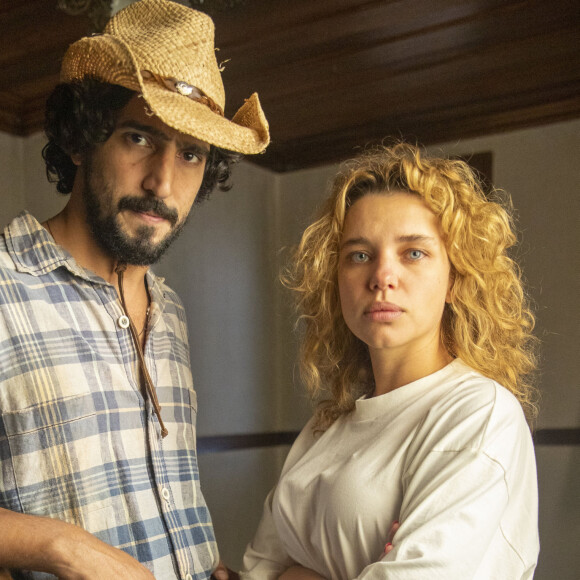 Na novela 'Pantanal', José Leôncio (Renato Góes/Marcos Palmeira) vai atrás do filho que teve com Madeleine (Bruna Linzmeyer)