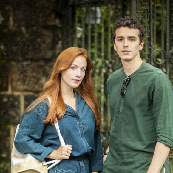 Na novela 'Pantanal', Irma (Malu Rodrigues) já beijou Gustavo (Gabriel Stauffer), ex de Madeleine (Bruna Linzmeyer)