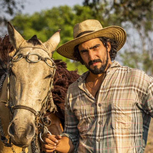 Na novela 'Pantanal', José Leôncio (Renato Góes/Marcos Palmeira) lembra a Irma (Malu Rodrigues/Camila Morgado) que Madeleine (Bruna Linzmeyer/Karine Teles) nunca se adaptou ao Pantanal