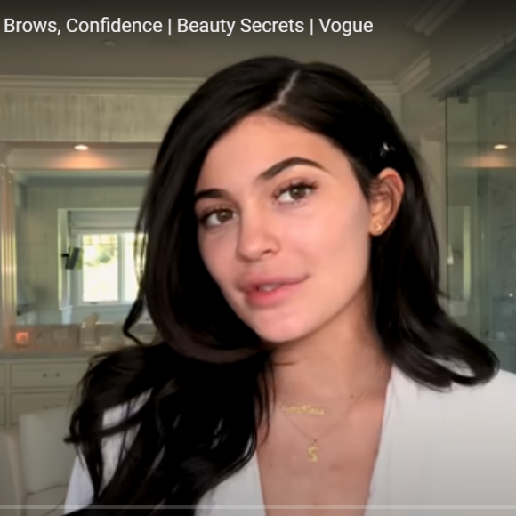 Kylie Jenner usa corretivo perto da sobrancelha para valorizar o olhar