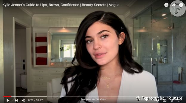 Kylie Jenner usa corretivo perto da sobrancelha para valorizar o olhar