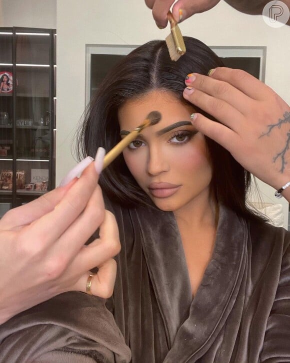 Kylie Jenner é apaixonada por maquiagem e tem uma linha de cosméticos desde 2015