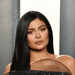 A influenciadora Kylie Jenner terá os produtos de beleza lançados no Brasil a partire de maio de 2022.