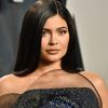 A maquiagem de Kylie Jenner valoriza o olhar com truques simples, como o uso de corretivo perto da sobrancelha