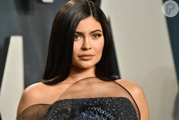 A maquiagem de Kylie Jenner valoriza o olhar com truques simples, como o uso de corretivo perto da sobrancelha