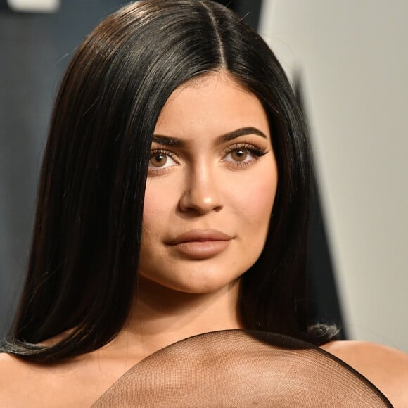 A maquiagem de Kylie Jenner valoriza o olhar com truques simples, como o uso de corretivo perto da sobrancelha