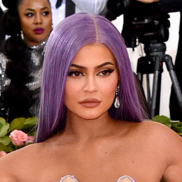 A maquiagem é sempre um ponto de destaque no visual de Kylie Jenner