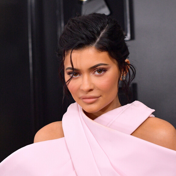 Valorizar o contorno do rosto é um dos pontos de destaque da maquiagem de Kylie Jenner