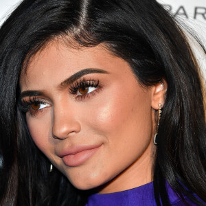 Pele iluminada: Kylie Jenner mistura iluminador na base para glow na make