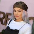 Olhos e lábios são dois pontos de destaque no rotina de maquiagem de Kylie Jenner