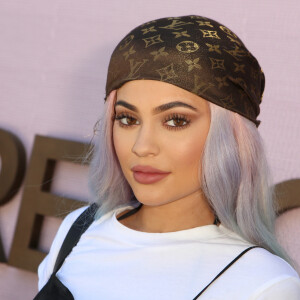 Olhos e lábios são dois pontos de destaque no rotina de maquiagem de Kylie Jenner