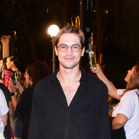 Gabriel Leone esteve na festa de 20 anos da grife Cris Barros nesta quinta-feira, 7 de abril de 2022