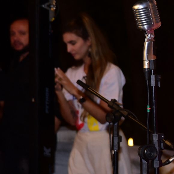 Carla Salle subiu ao palco para cantar com a também atriz Julia Konrad