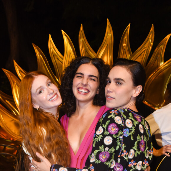 Marina Ruy Barbosa posou com Carla Salle e Julia Konrad na festa de 20 anos da grife Cris Barros