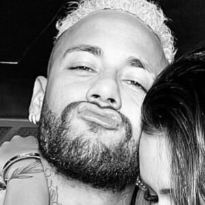 Neymar deixa comentário ousado em foto de Bruna Biancardi de shortinho e jaqueta, em 9 de abril de 2022