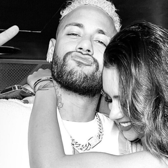 Neymar deixa comentário ousado em foto de Bruna Biancardi de shortinho e jaqueta, em 9 de abril de 2022