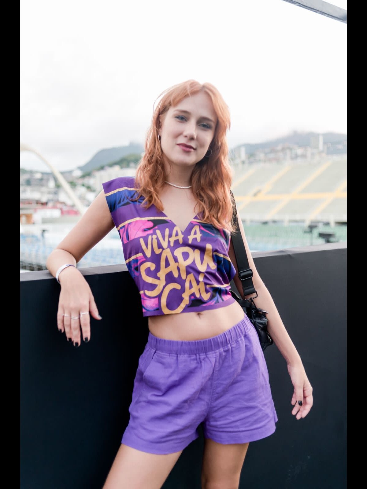 Foto: Carnaval 2022: a atriz Carol Garcia combina abadá no modelo regata  com short lilás de pano, para dar conforto - Purepeople