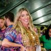 Carnaval 2022: a influencer Luiza D'Angelo usa abadá como kimono em look com moedas e brilho