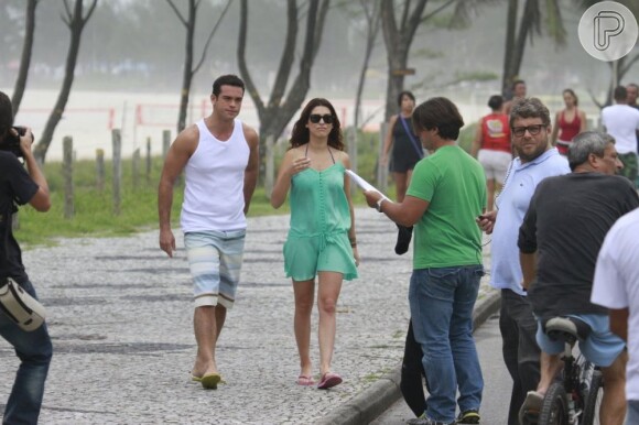 Fê Paes Leme e Sidney Sampaio gravam cenas da novela 'Salve Jorge' na praia do Recreio, em 19 de março de 2013