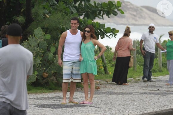 Fernanda Paes Leme e Sidney Sampaio gravam cenas da novela 'Salve Jorge' na praia do Recreio, em 19 de março de 2013