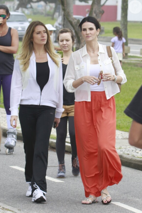 Letícia Spiller (Antonia) e Lisandra Souto (Amanda) se dirigem para o set de gravação de 'Salve Jorge' na praia do Recreio