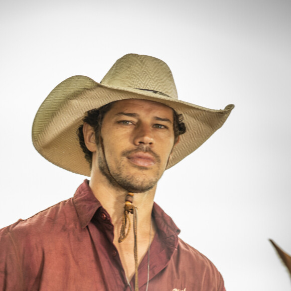 Novela 'Pantanal': Tadeu (José Loreto), filho de José Leôncio (Marcos Palmeira), vai se apaixonar por Guta (Julia Dalavia), e ter inveja do irmão Jove (Jesuíta Barbosa)