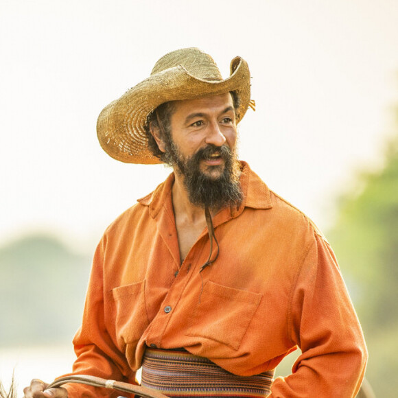 Na novela 'Pantanal', José Lucas de Nada (Irandhir Santos), filho de José Leôncio (Marcos Palmeira), é idêntico ao avô Joventino (Irandhir Santos)