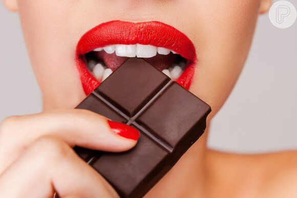 A quantia indicada por pessoa é de 30g por dia de chocolate com alto percentual de cacau