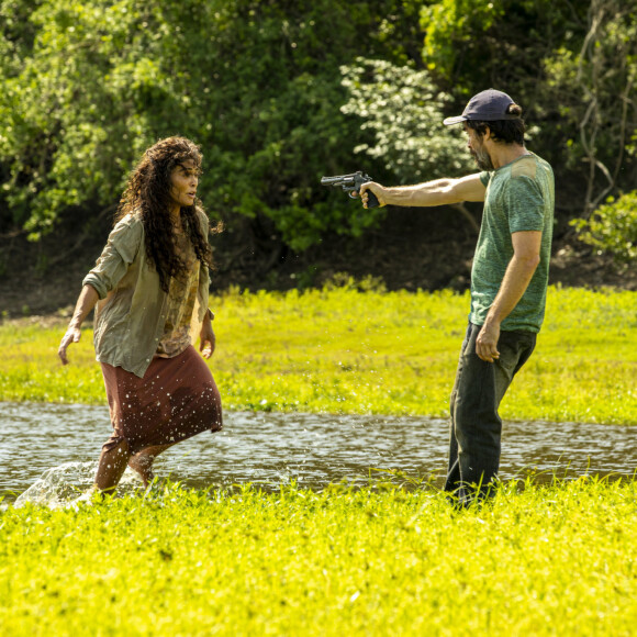 Maria Marruá (Juliana Paes) foi morta por Lúcio (Eron Cordeiro) na novela 'Pantanal'