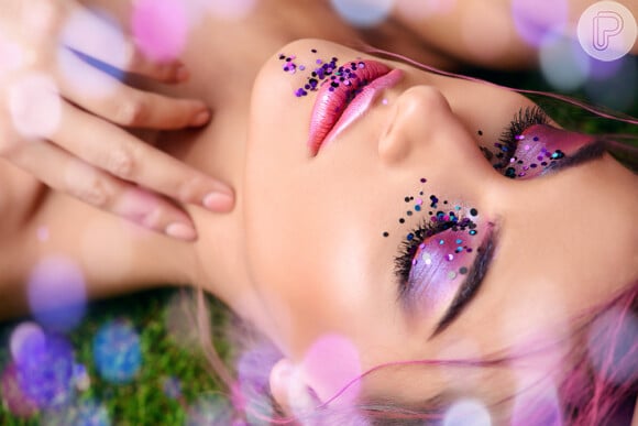 Cores no carnaval: maquiagem vibrante vai dar mais personalidade a sua folia
