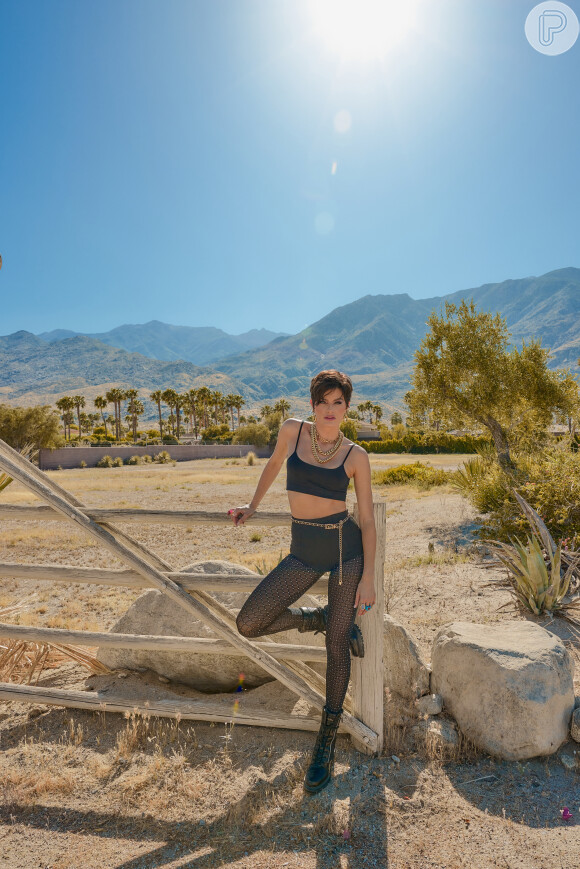 O look preto usado por Isabeli Fontana no Coachella 2022 era surpreendente e com transparência.