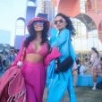 Rosa e chapéu bucket apareceram no look de Vanessa Hudgens para o Coachella