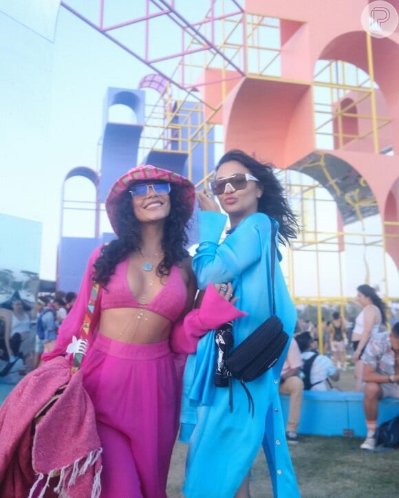 Rosa e chapéu bucket apareceram no look de Vanessa Hudgens para o Coachella