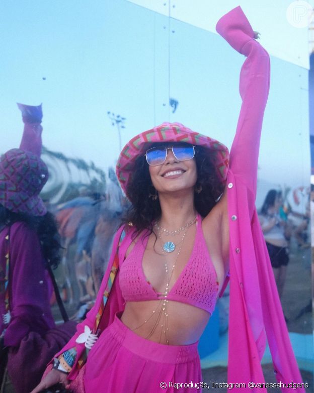 Rosa vibrante foi a aposta de Vanessa Hudgens em seu look para o Coachella