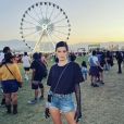 Shorts jeans foram combinados com camisa básica por Isabeli Fontana no Coachella