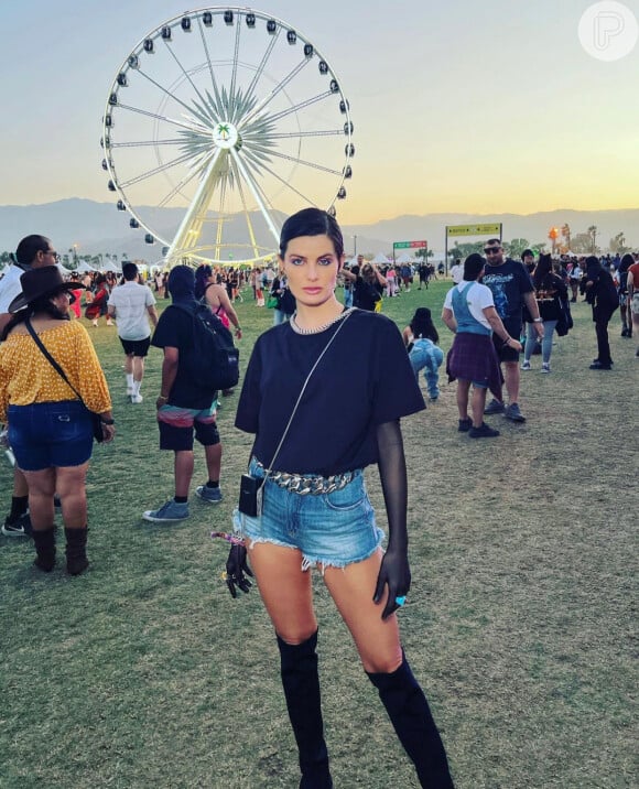 Shorts jeans foram combinados com camisa básica por Isabeli Fontana no Coachella