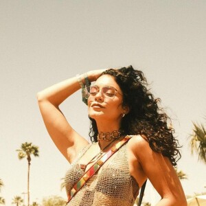 Look com body e vestido transparemnte foi a aposta de Vanessa Hudgens para Coachella