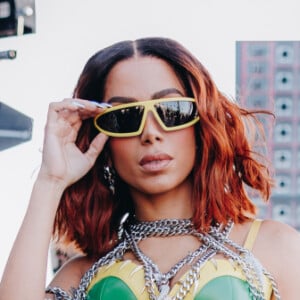 No Coachella, Anitta usou look colorido com os tons da bandeira do Brasil