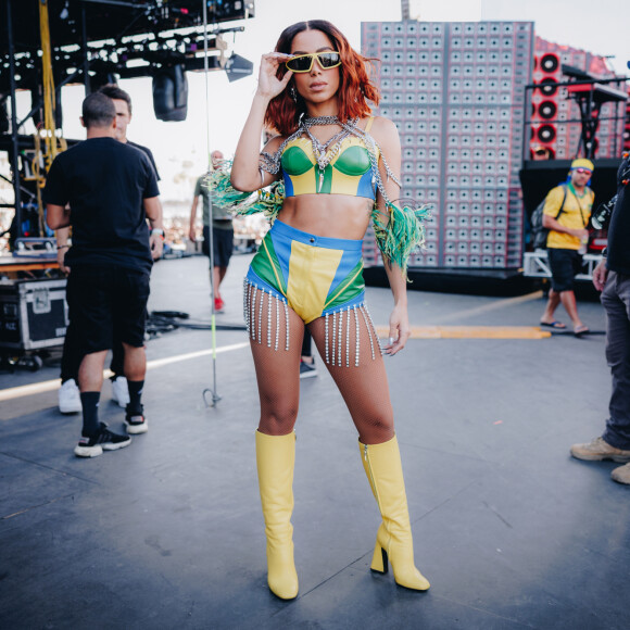 No Coachella, Anitta usou look colorido com os tons da bandeira do Brasil
