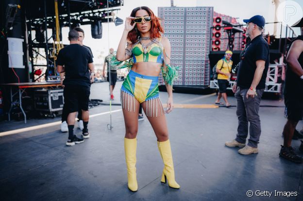 No Coachella, Anitta usou look colorido com os tons da bandeira do Brasil